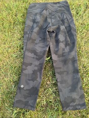 lululemon athletica woman’s Black Camo Performance leggings capri length